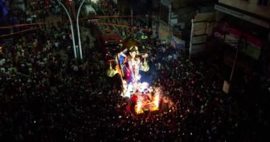 Chitradurga, Hindistan-10 Ekim 2022: Büyük kalabalığın arasında büyük bir Ganesha heykelinin havadan görünüşü