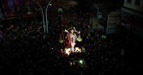 インド チトラドゥルガ2022年10月10日 暗闇の中 巨大なガネシャの像を間近で見ることができる — ストック動画