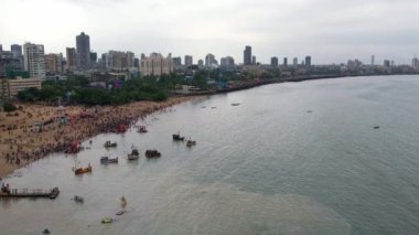 Ganesh Chaturthi Festivali sırasında, Mumbai plajındaki büyük kalabalığın hava manzarası. Lord Ganesha 'nın dalış alayı.