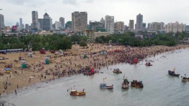 Mumbai, Hindistan-11 Eylül 2022: Ganesh Chaturthi Festivali sırasında Mumbai 'deki Chowpatty Plajı' nda büyük bir kalabalık görülüyor.