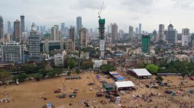 Ganesh Chaturthi Festivali sırasında, Mumbai plajındaki büyük kalabalığın hava manzarası. Lord Ganesha 'nın dalış alayı.