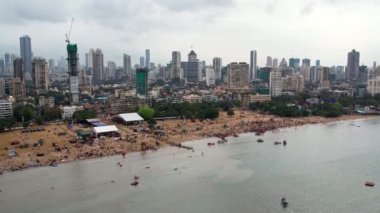 Ganesh Chaturthi Festivali sırasında, Mumbai plajındaki büyük kalabalığın hava manzarası. Lord Ganesha 'nın dalış alayı.
