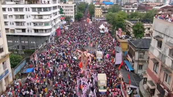 뭄바이 2022 기간에 가네샤 군중들이 — 비디오