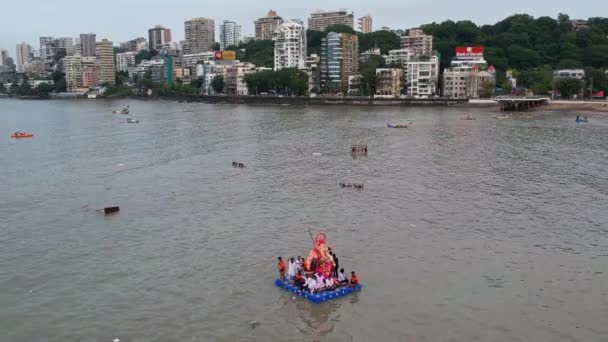 Βομβάη Ινδία Σεπτεμβρίου 2022 Ganesh Είδωλο Μεταφέρεται Στο Νερό Της — Αρχείο Βίντεο