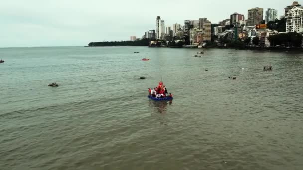 Mumbai India Septiembre 2022 Ídolo Ganesh Llevado Agua Mar Playa — Vídeo de stock