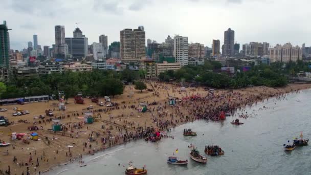 Мумбаи Индия Сентября 2022 Широкий Обзор Огромной Толпы Людей Пляже — стоковое видео