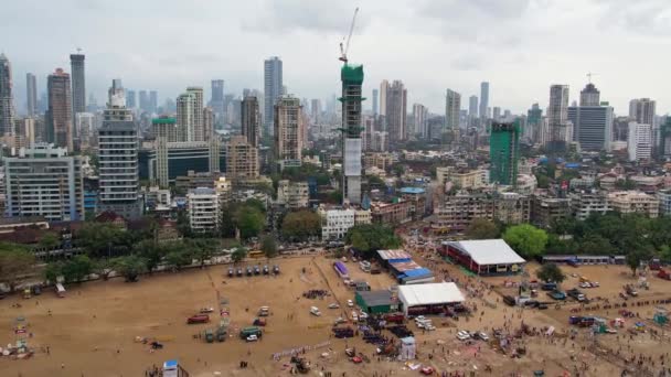 Vista Aérea Amplia Gran Multitud Personas Playa Mumbai Durante Procesión — Vídeo de stock