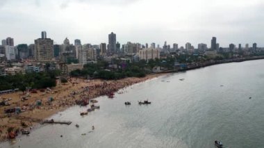 Ganesh Chaturthi Festivali sırasında, Mumbai plajındaki büyük kalabalığın hava manzarası. Lord Ganesha 'nın dalış alayı.
