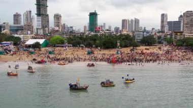 Mumbai, Hindistan-11 Eylül 2022: Ganesh Chaturthi Festivali sırasında Mumbai 'de büyük bir kalabalığın havadan görünüşü.
