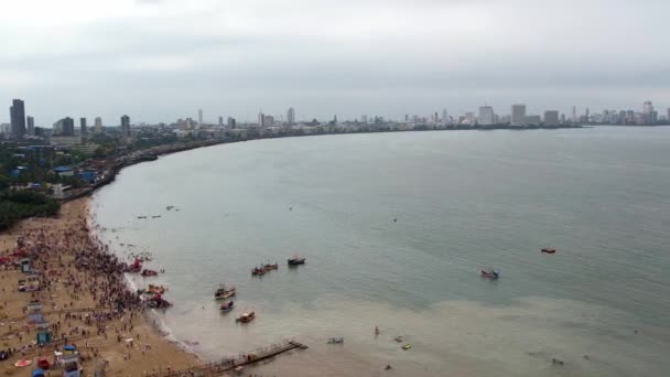 Veduta Aerea Panoramica Enorme Folla Persone Sulla Spiaggia Mumbai Durante — Video Stock