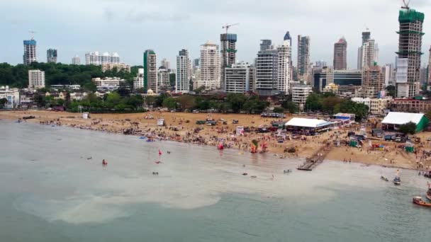 Vista Aérea Seguimiento Gran Multitud Personas Playa Mumbai Durante Festival — Vídeo de stock