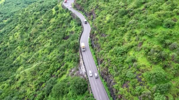 Vedere Aeriană Traficului Vehiculelor Care Deplasează Încet Drumul Montan Ziua — Videoclip de stoc