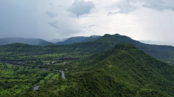 Vue Aérienne Magnifique Paysage Montagneux Autoroute Lors Journée Ensoleillée Été — Video