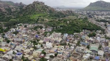 Chitradurga, Hindistan-10 Ekim 2022: Dağlarla çevrili şehrin bulutlu bir gökyüzü altındaki hava izleme manzarası.