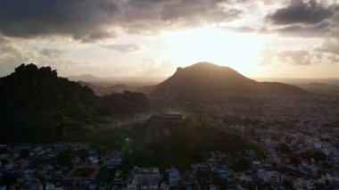 Chitradurga, Hindistan-10 Ekim 2022: Arka planda dağlarla birlikte şehrin güzel günbatımı manzarası.