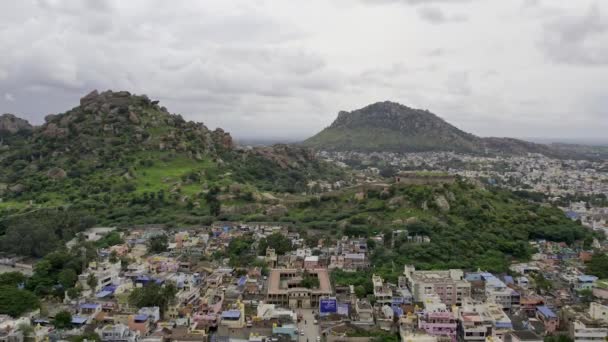 インド チトラドゥルガ2022年10月10日 夏の間に山を背景に街中を空中で撮影 — ストック動画