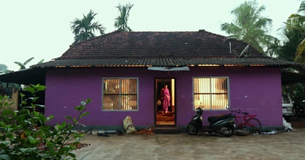 Mysore India December 2017 인도의 마을에 집에서 항아리를 다니는 할머니 — 비디오