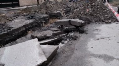 İnşaatta bir sokak, işçilerin makine inşası için bekliyor.