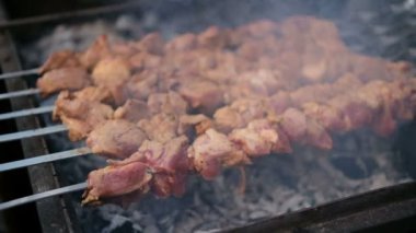 BBC ızgarasında yanan kömürlerde baharatlı sulu et bifteği.