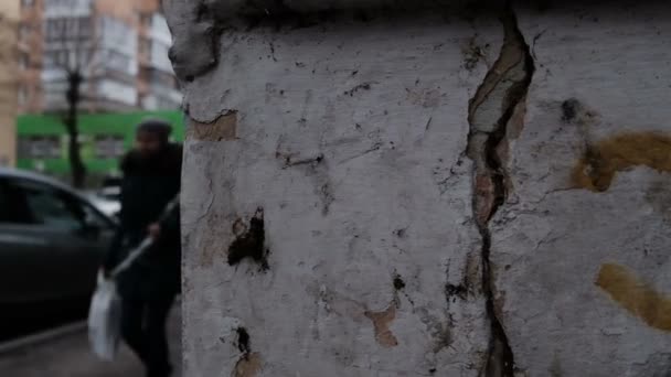 Een gebarsten muur. Crack in de Stichting van een oud huis close-up — Stockvideo