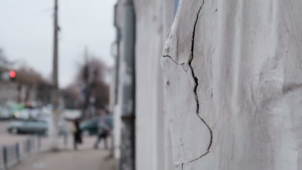 Risse eingestürzte Mauer. Riss im Fundament eines alten Hauses Nahaufnahme — Stockvideo