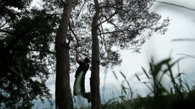 Erkek, barın önünde durur ve düşer. Kötü kaza önleme