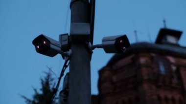 Şehirde akşam vakti güvenlik kameraları var.