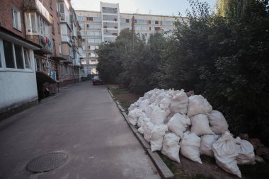 Sokaklara atık bırakılmış plastik bir torba..