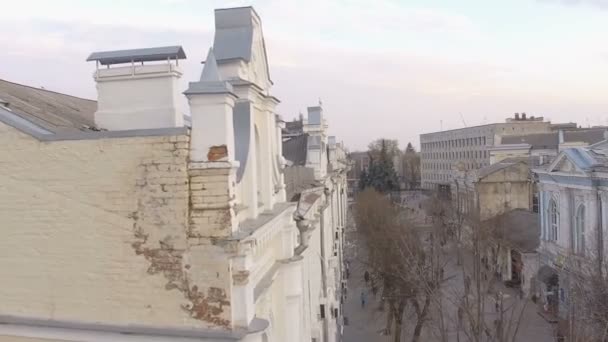 Antenne van buitenwijken in residentiële, historische en religieuze gebouwen in de herfst — Stockvideo