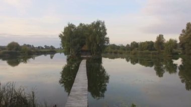 Küçük bir adada izole edilmiş güzel bir ev.