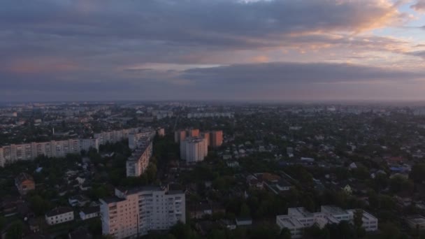 Luchtfoto van zonsondergang in Zhytomyr stad, Oekraïne. Grote zonsopgang scène. — Stockvideo