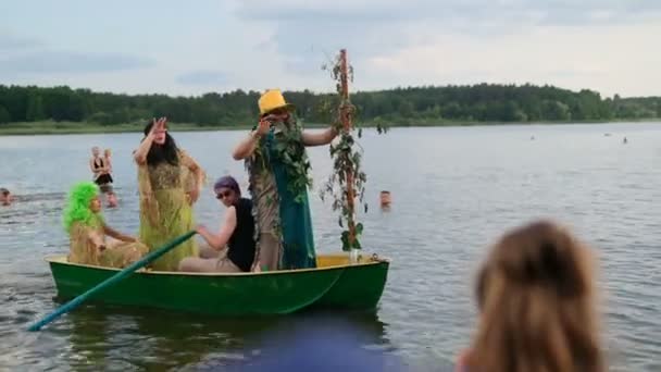 Zhytomyr, Ukrajina - 6. července 2021: Lidé padají do člunu. Loď narazí na břeh — Stock video