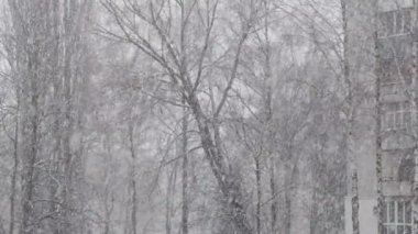 Eski kasaba binalarına kış mevsiminde yağan kar geçmişi bulanıklaştırıyor