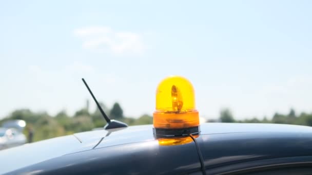 Žlutá výstražná siréna na silnici, značka pro auto a vozidlo — Stock video