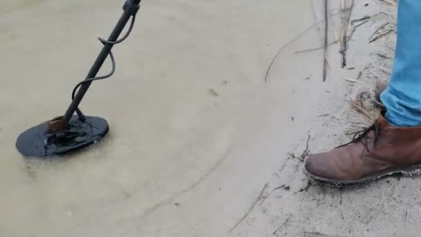 Hombre con detector de metales buscando monedas bajo el agua. — Vídeos de Stock