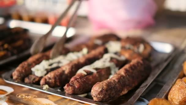 Vaření hot dogy a klobásy na venkovním plynovém grilu v létě — Stock video
