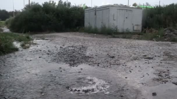Água flui para fora do esgoto quebrado bueiro em dia chuvoso — Vídeo de Stock