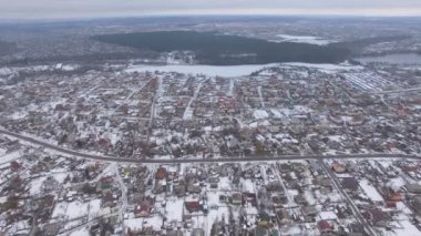 Ukrayna 'nın Zhytomyr kentindeki donmuş göldeki bir banliyö köyünün hava görüntüleri.