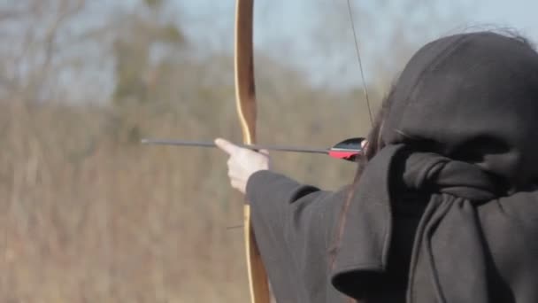 A girl shoots from a bow at targets. — Stock Video