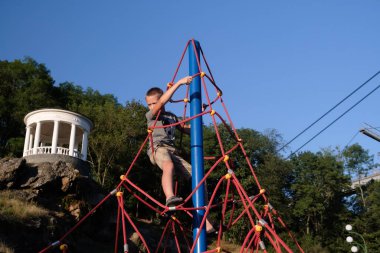 Zhytomyr, Ukrayna - 8 Eylül 2020: Çocuk parka halatla gezmeye gitti