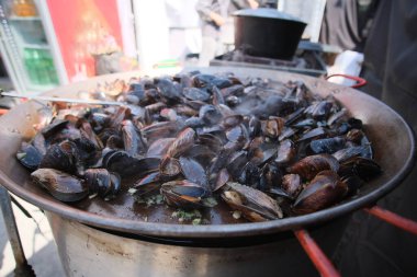 Yaz günü tavada midye pişirmek..