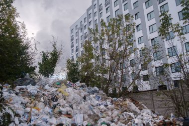 İnşaat devam ederken inşaat alanında çöp yığını.