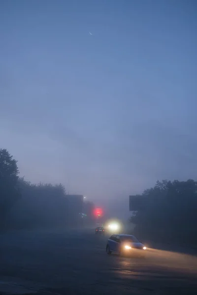 Światła Samochodu Higway Ciemny Mglisty Wieczór Ograniczona Widoczność Niebezpieczna Sytuacja — Zdjęcie stockowe