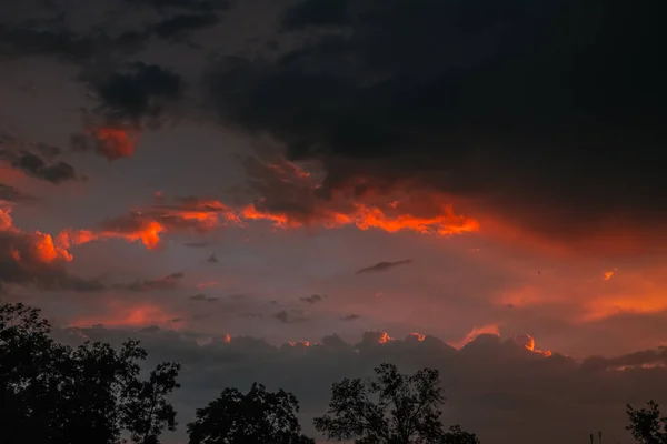 Poderoso Dramático Escuro Vermelho Pôr Sol Céu Fundo — Fotografia de Stock