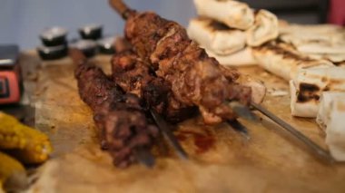 Çeşitli barbekü yemekleri, ızgara seti, sebze şenliği.