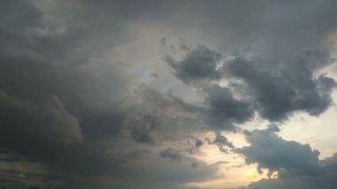 Zhytomyr kasabasında dramatik fırtına bulutları dolaşıyor