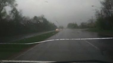 Bulanık akşam trafik aynası ve dışarıda yağmur var.