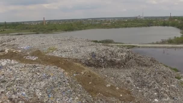 Verlassene überflutete Mülldeponie der Stadt. Müll am Ufer des Flusses — Stockvideo