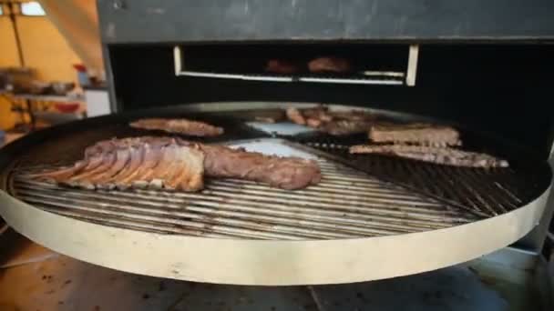 Costillas de repuesto cocinando en parrilla barbacoa para la fiesta al aire libre de verano . — Vídeos de Stock