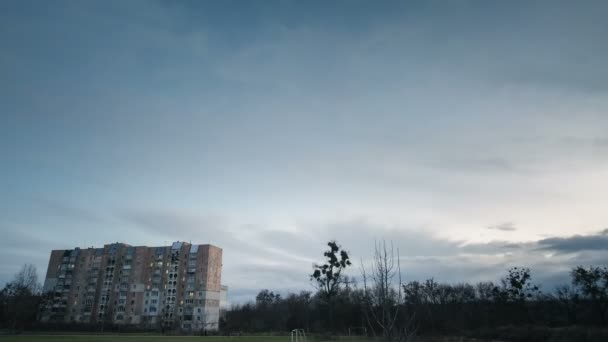 Drammatiche nubi temporalesche si rovesciano sulla città di Zhytomyr — Video Stock